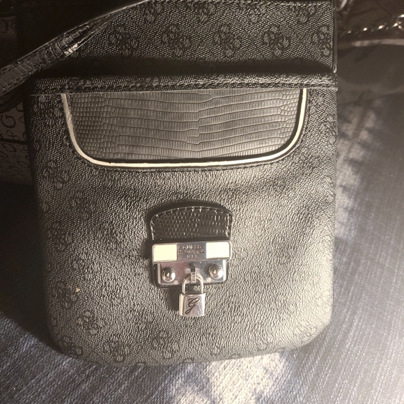 Guess purse - Picture 1 of 1